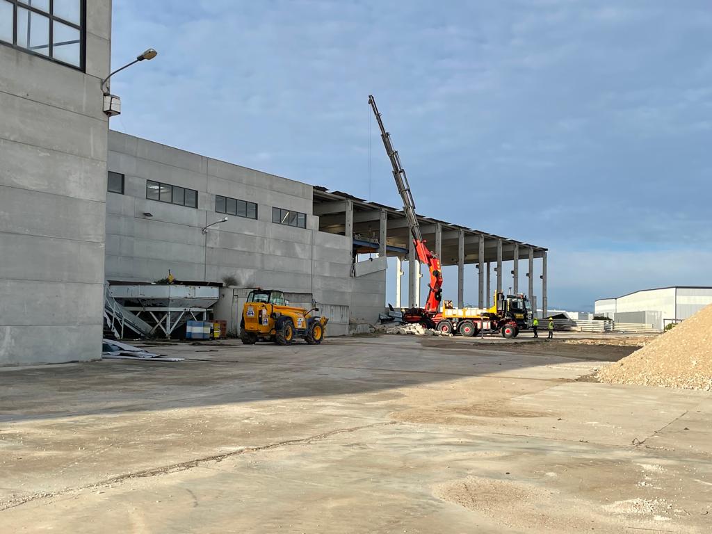 Lee más sobre el artículo Demolición fábrica de prefabricados y movimiento de tierra de parcela industrial para plataforma logística en Torija